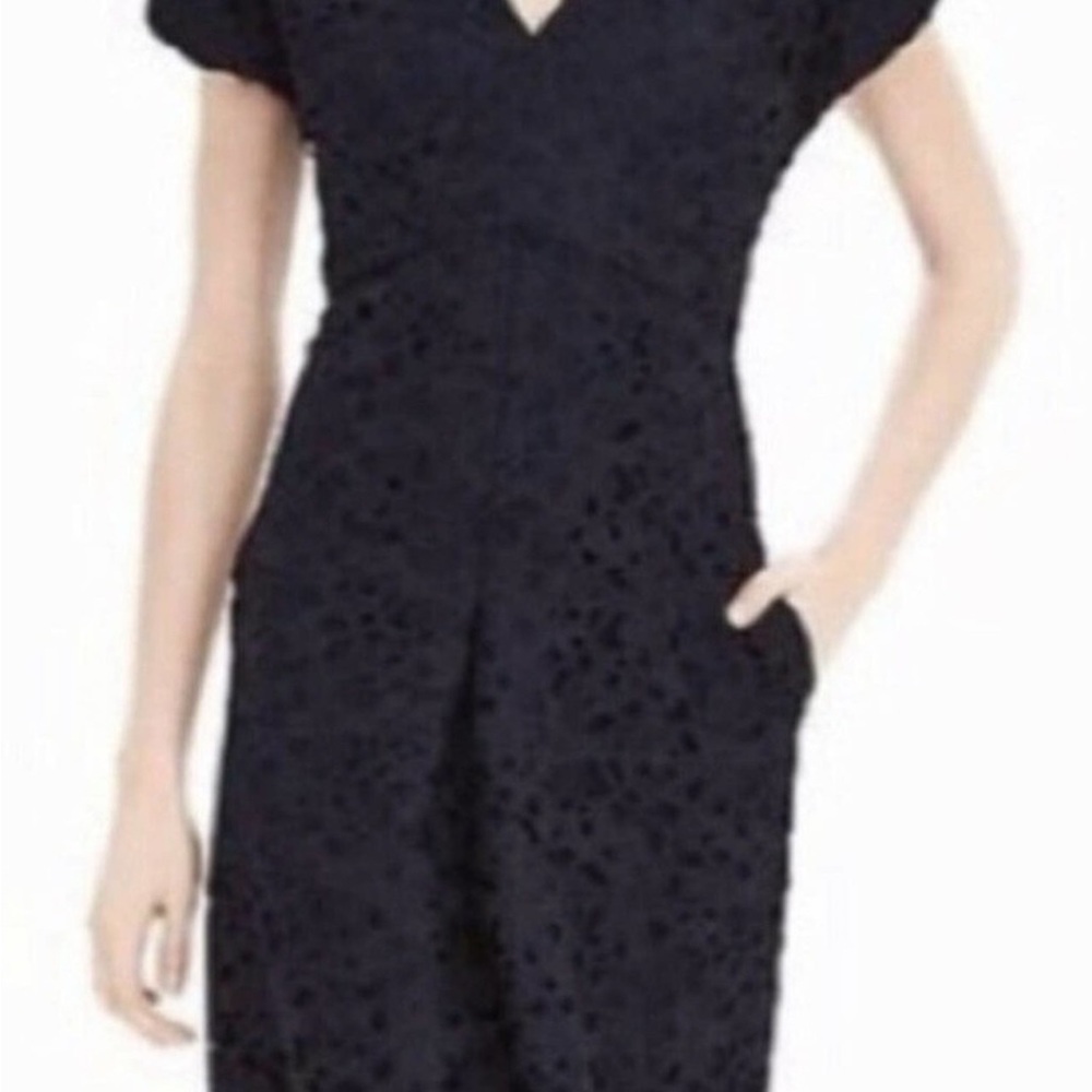 Banana Republic V-neck Lace Navy
Dress w/Pockets! size 2. NWT - Picture 6 of 6
